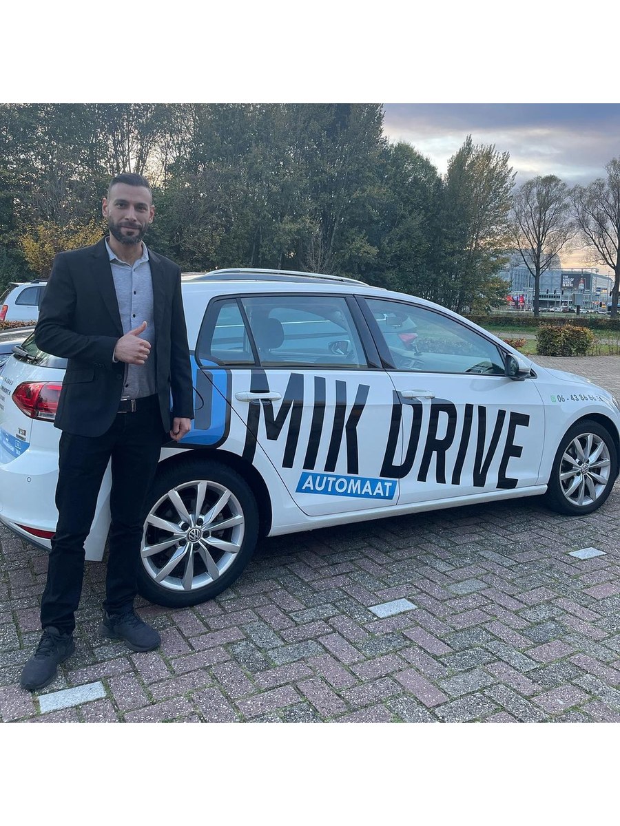 Geslaagde leerling bij de automaat-lesauto van MikDrive