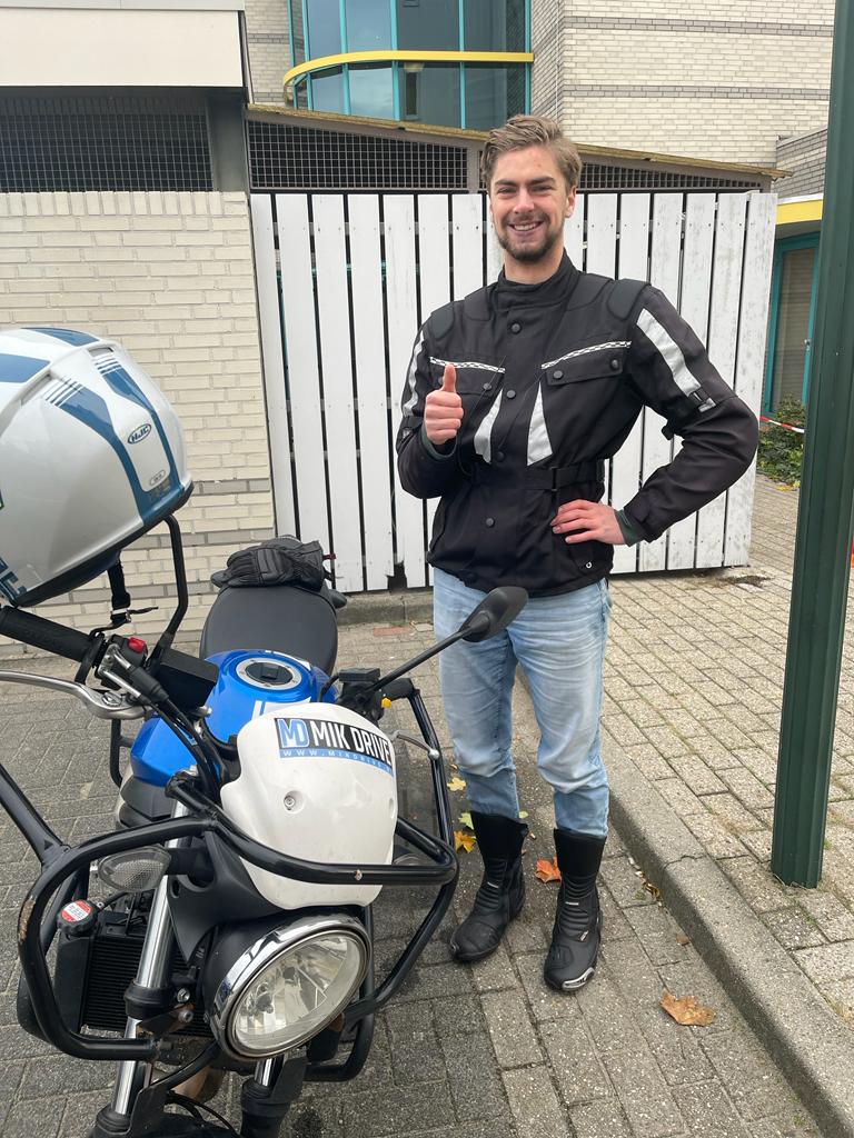 Geslaagde motorleerling naast de lesmotor van MikDrive