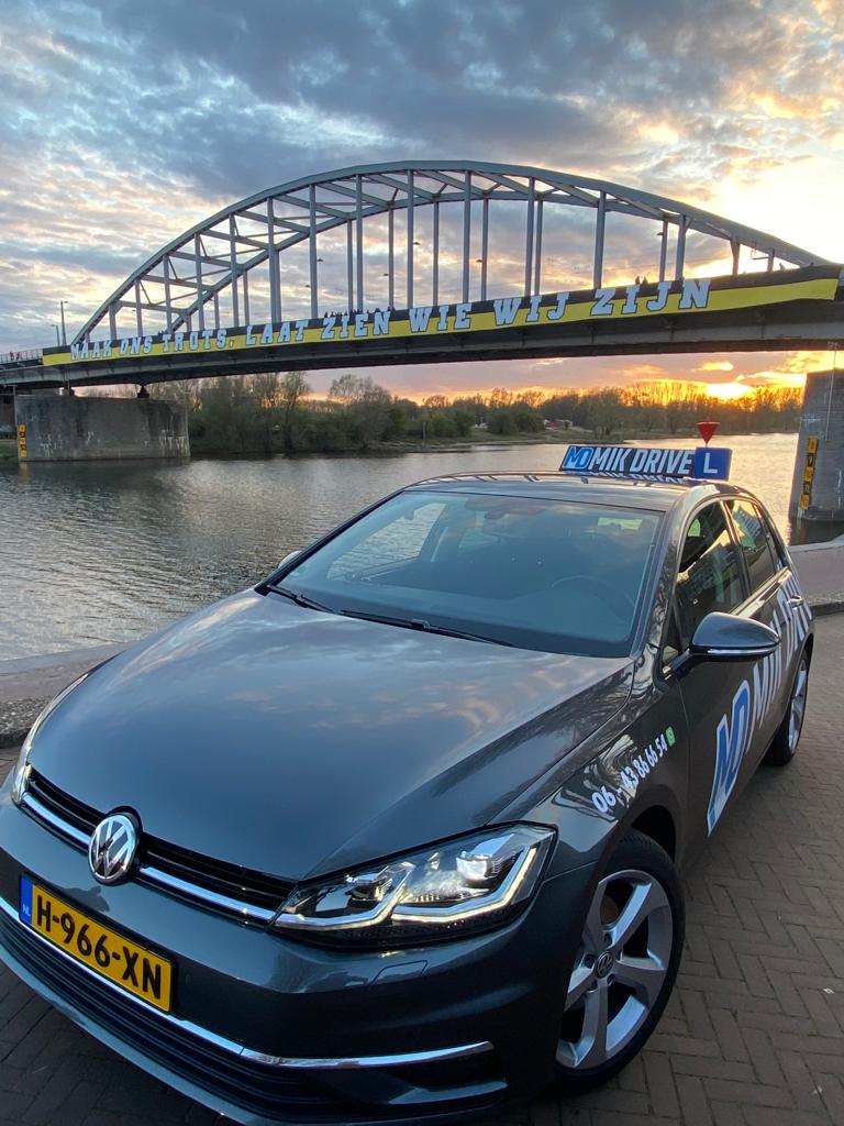 De lesauto van MikDrive bij de Rijnbrug in Arnhem